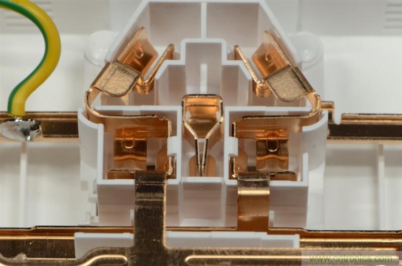 做工怒贊 神秘芯片！小米智能插線板拆解、評測