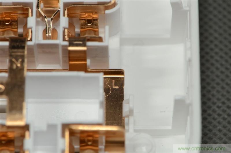 做工怒贊 神秘芯片！小米智能插線板拆解、評測