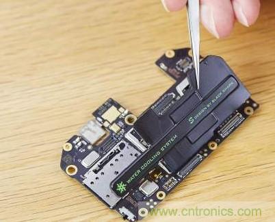 拆解黑鯊手機(jī)：多級(jí)直觸一體式液冷系統(tǒng)有什么門(mén)道？