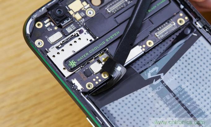 拆解黑鯊手機(jī)：多級(jí)直觸一體式液冷系統(tǒng)有什么門(mén)道？