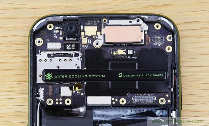 拆解黑鯊手機(jī)：多級(jí)直觸一體式液冷系統(tǒng)有什么門(mén)道？