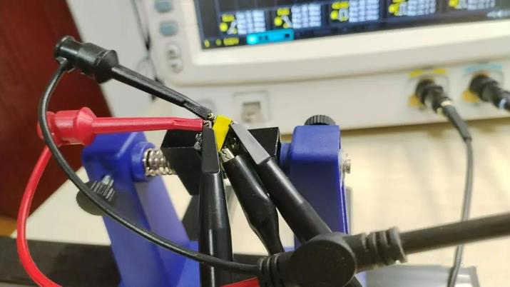 如何利用示波器快速判斷變壓器的同名端和異名端？